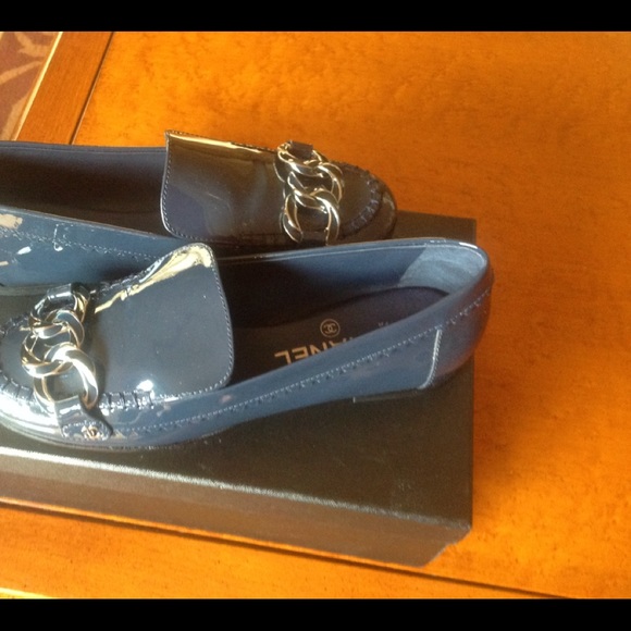 Chanel navy patent leather moccasins loafers - Picture 6 of 8